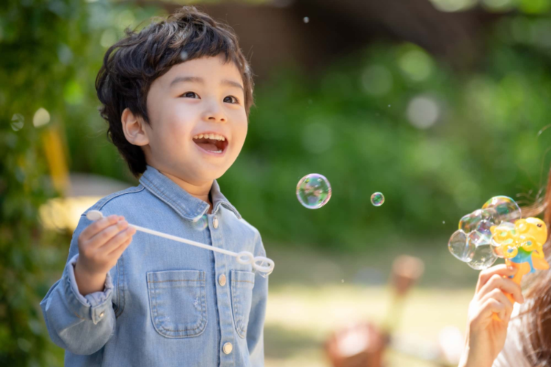シャボン玉を飛ばして遊ぶ子ども