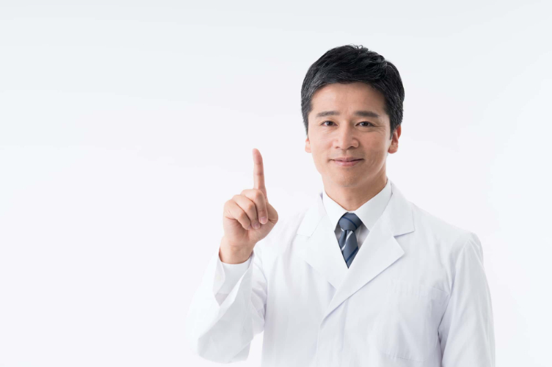 セレック治療とセラミック治療の違いについて説明する歯科医