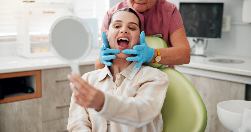 根管治療後の仕上がりを確認する女性