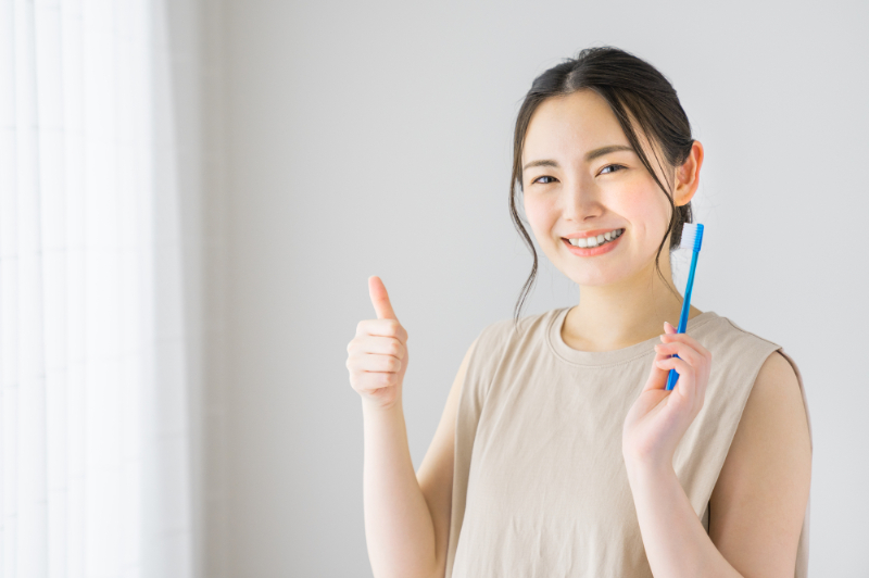 しっかり歯磨きをして歯周病予防をする女性