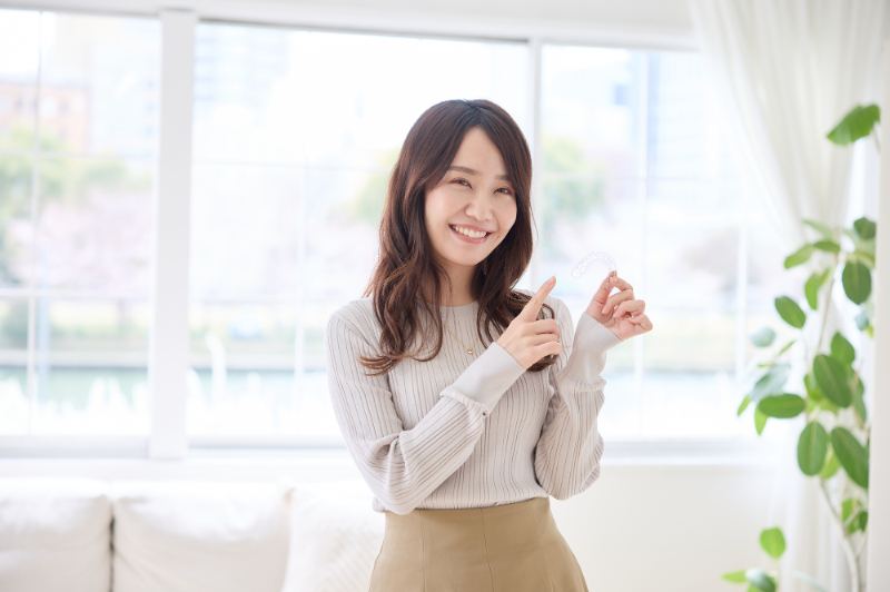 マウスピース矯正をする女性
