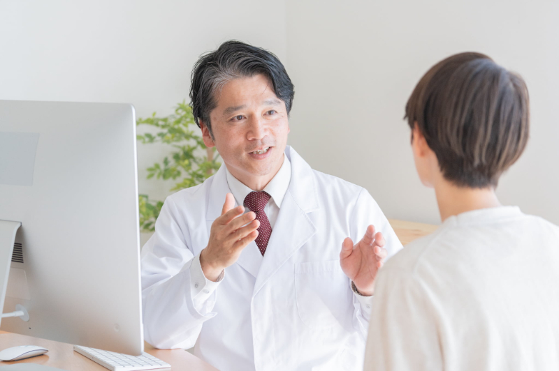 オフィスホワイトニングについてカウンセリングをする歯科医と患者