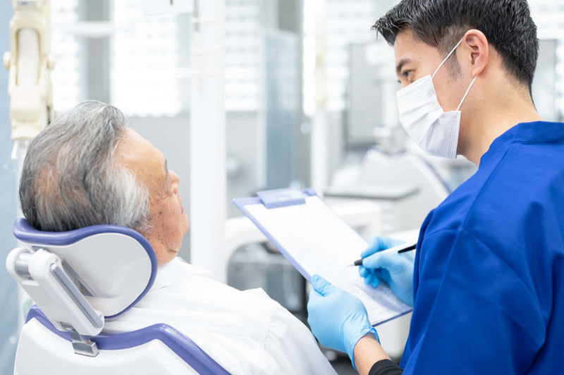 定期的に歯科医院に通院する男性