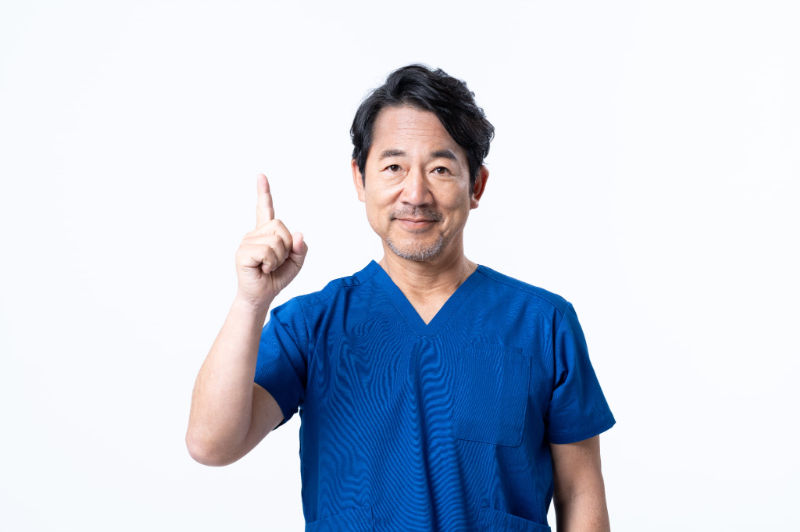 歯のブリッジ治療について説明する歯科医