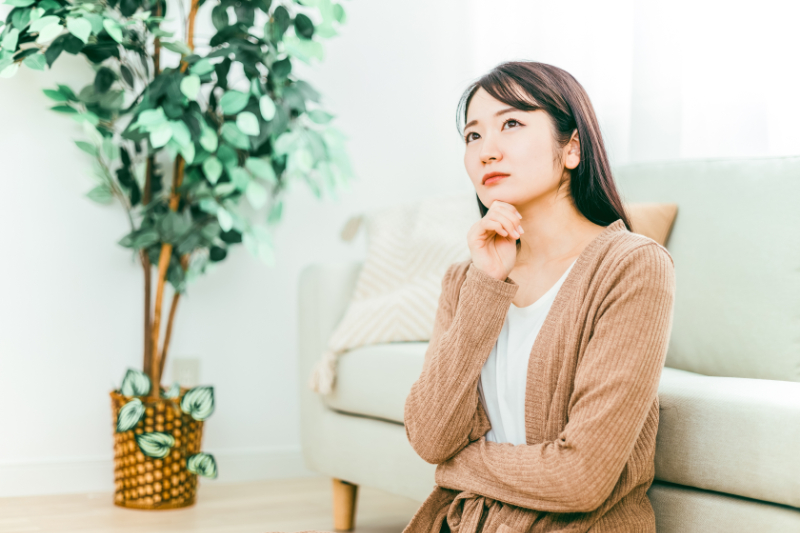 子どもが虫歯になりやすい理由を考えている女性