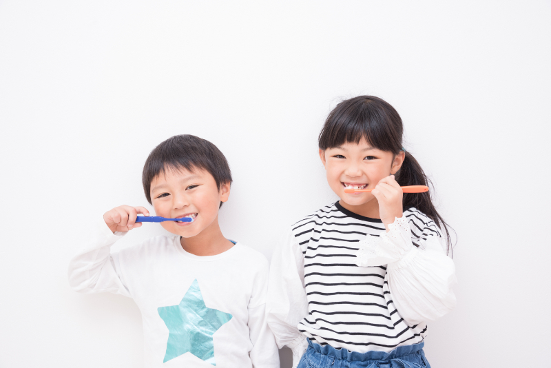 歯磨きをしている子どもたち