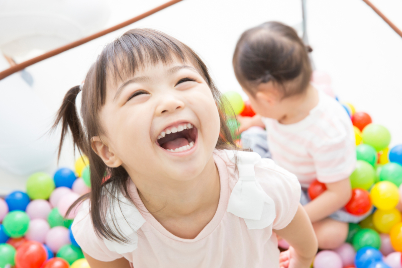 楽しく遊んでいる子ども
