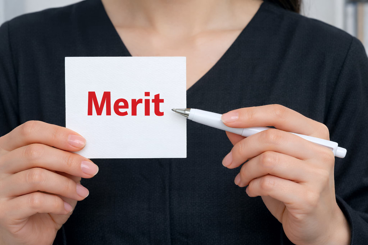 メリットの文字をペンで指さす歯科医