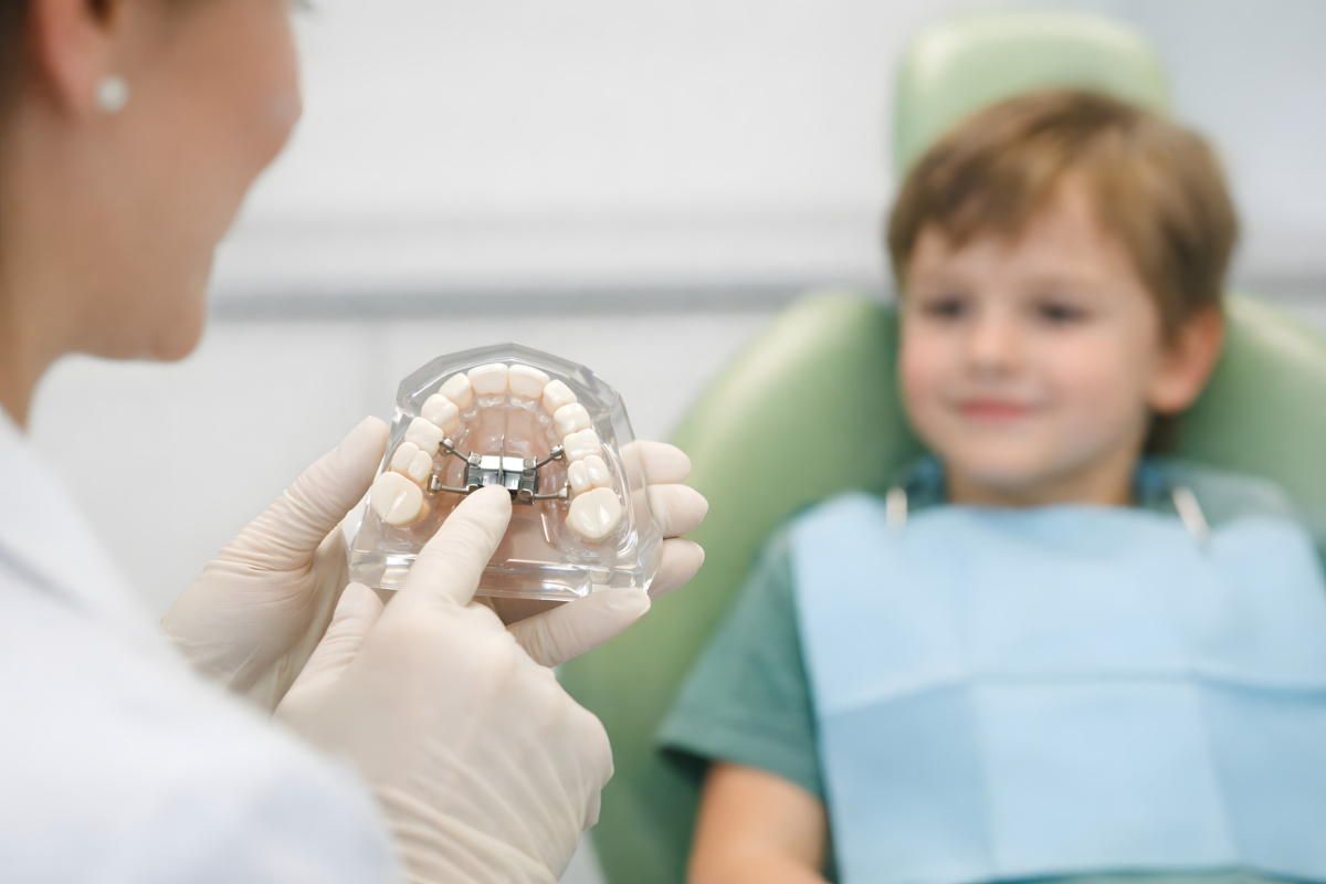 急速拡大装置の説明をする歯科医師