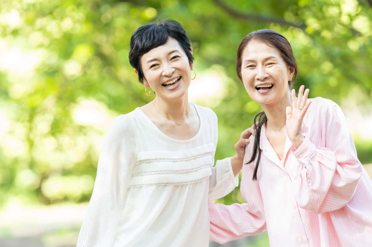 定期歯科検診で歯の健康を守っているミドル女性達