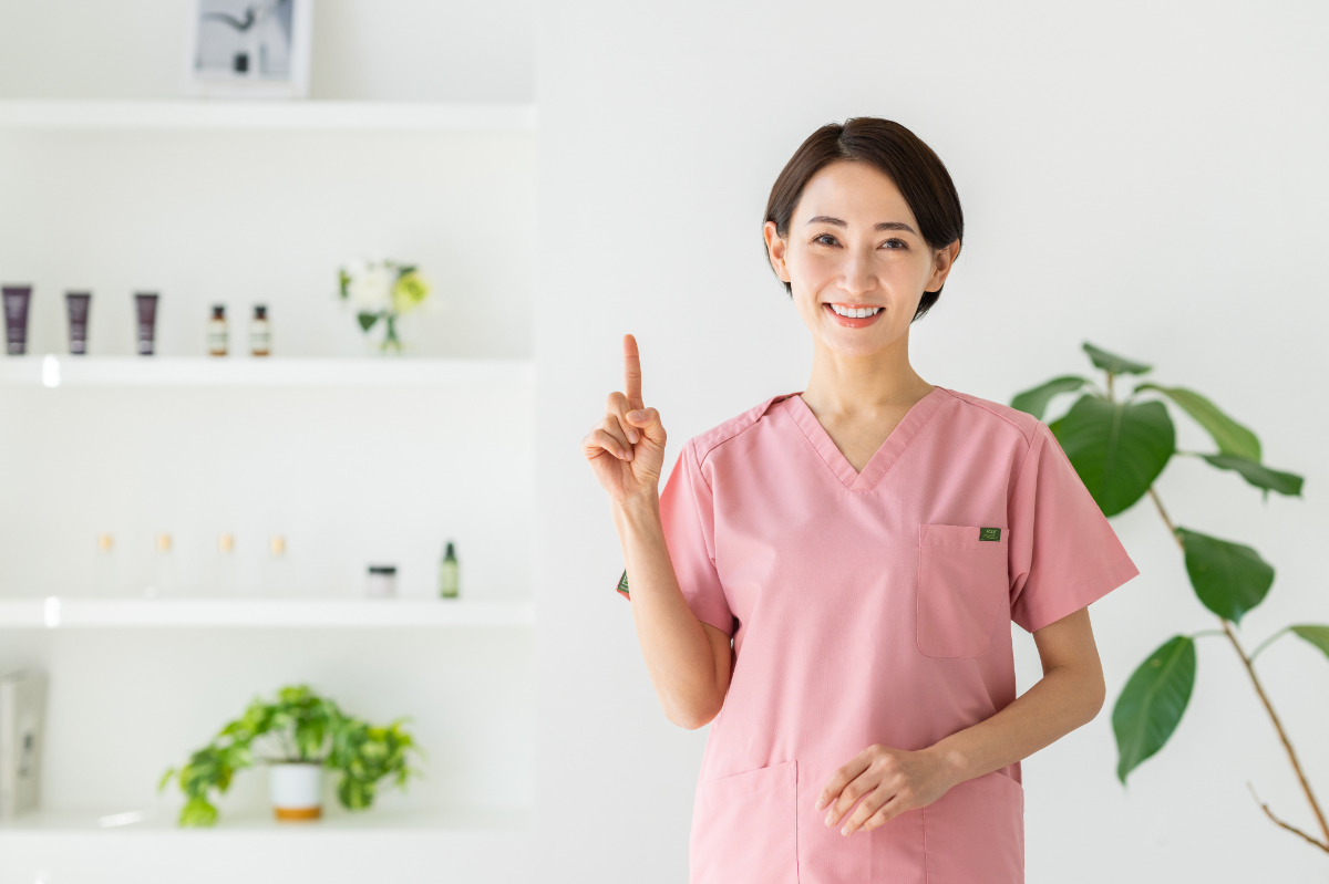 審美歯科について説明する歯科医師