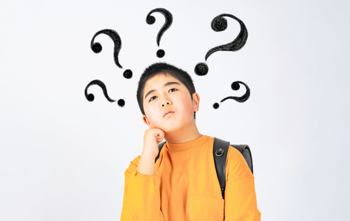 歯科検診は何歳から受けられるのか考える小学生の男の子