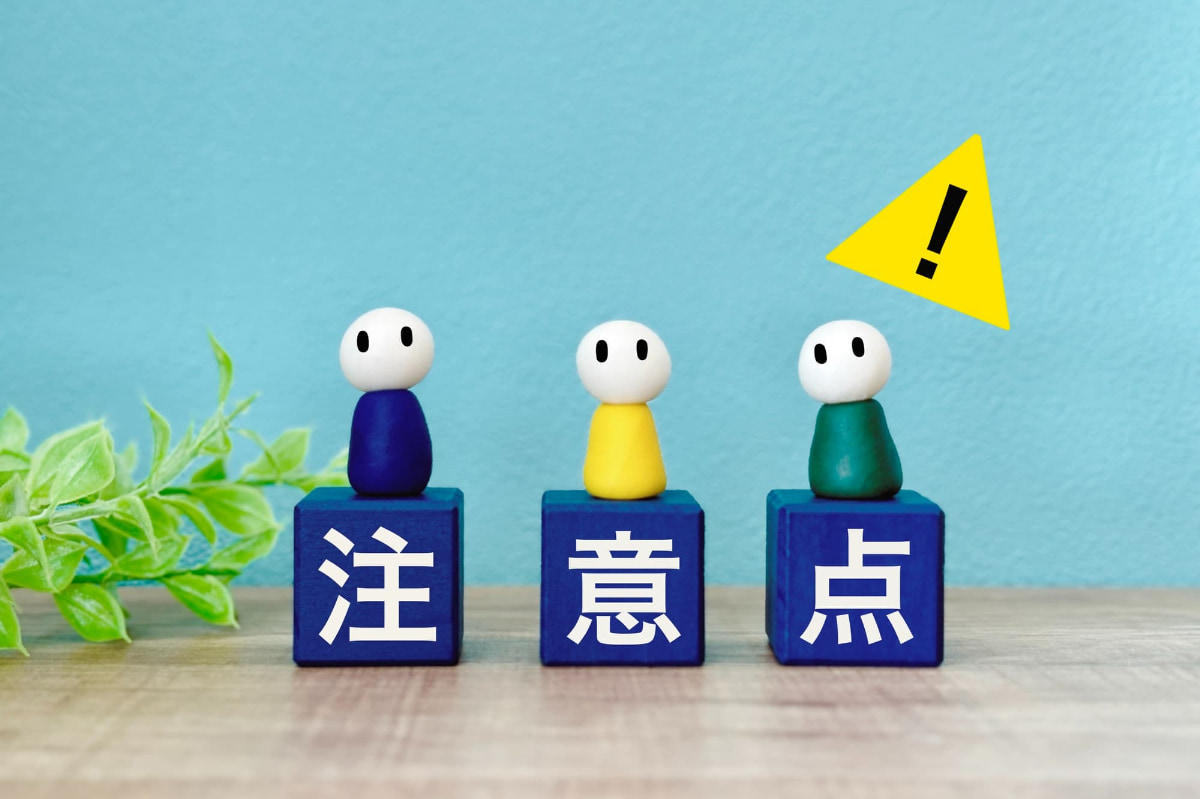 子どもが歯科検診を受ける場合の注意点を示す文字と人形とビックリマーク