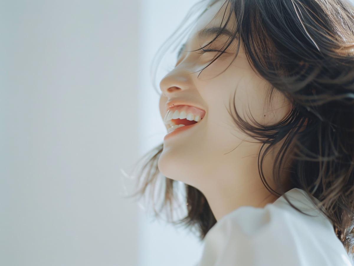 治療をして口を開けて笑えるようになった女性