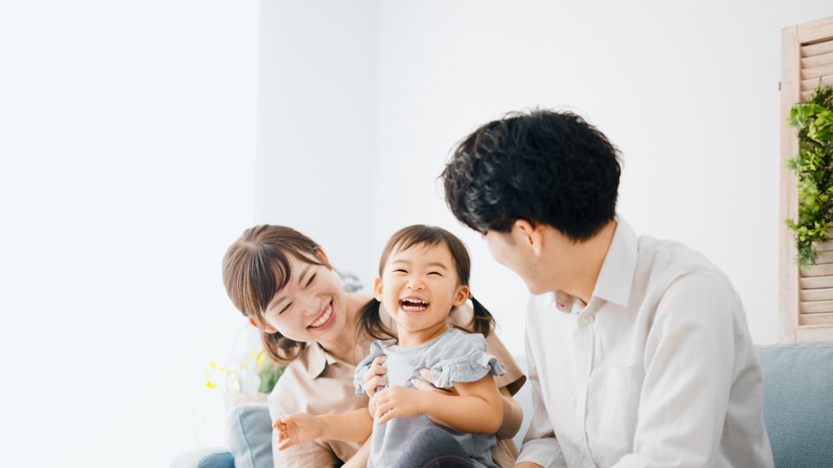 楽しそうな子どもと両親