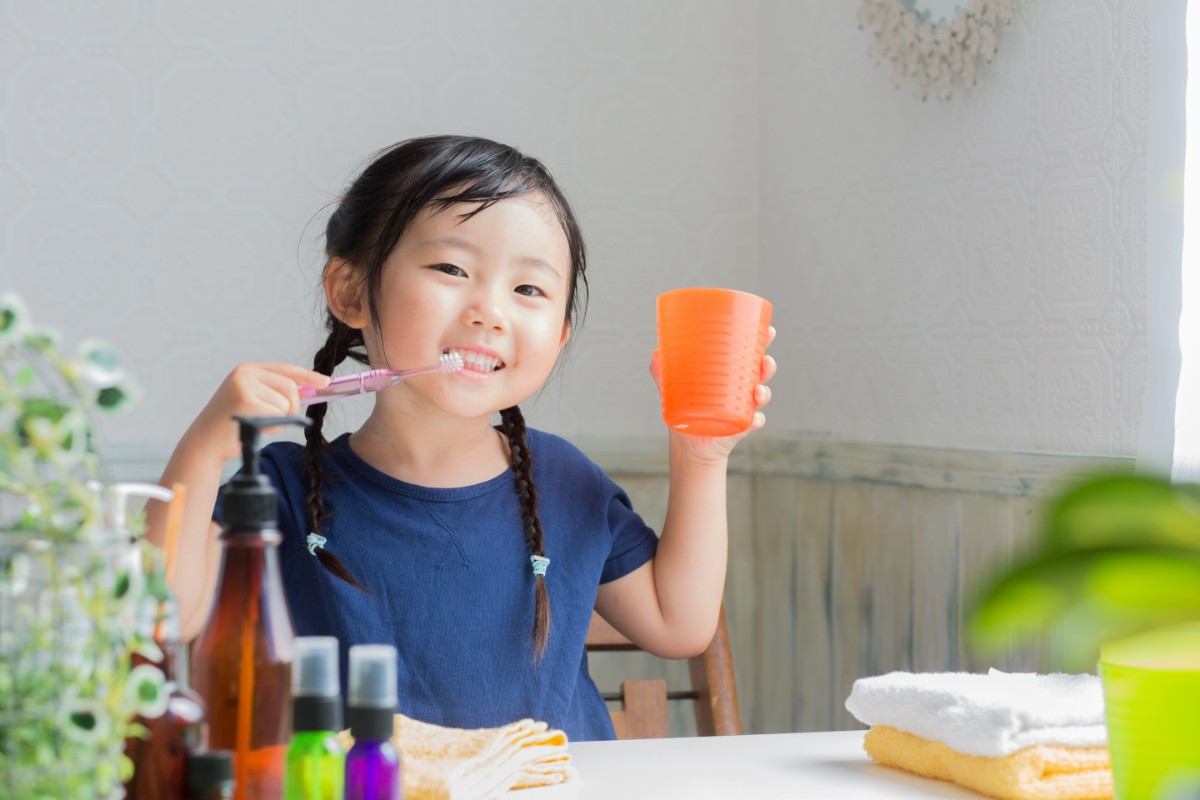 毎日ていねいに歯磨きをする子ども