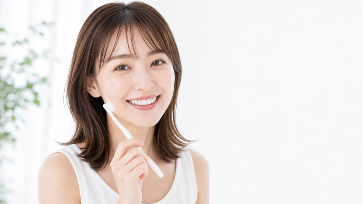 ホワイトニング効果を持続させるために歯磨きを欠かさない女性