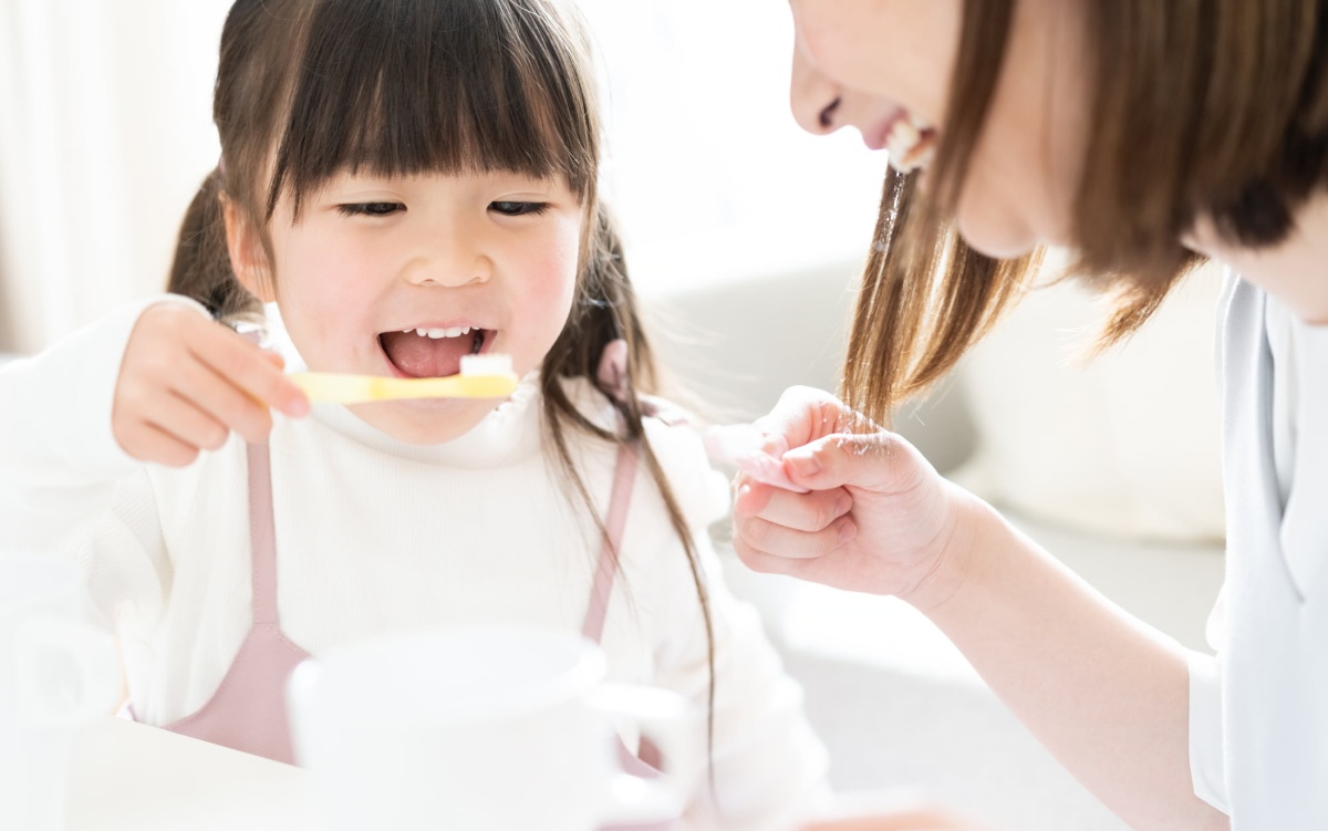 楽しく歯磨きをしている母と子
