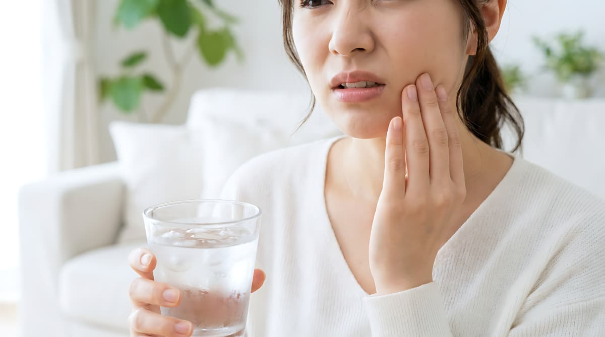 ホワイトニング後に知覚過敏になった女性